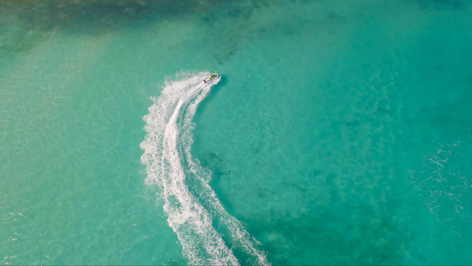 Overhead view of a ski boat in the ocean.
